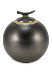 Urna para cinzas em latão com estrutura de ardósia