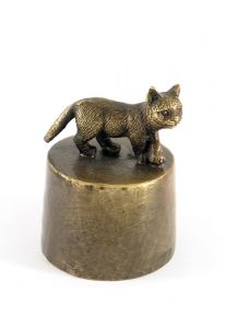 Pequeño gato de pie en unaurna de bronce
